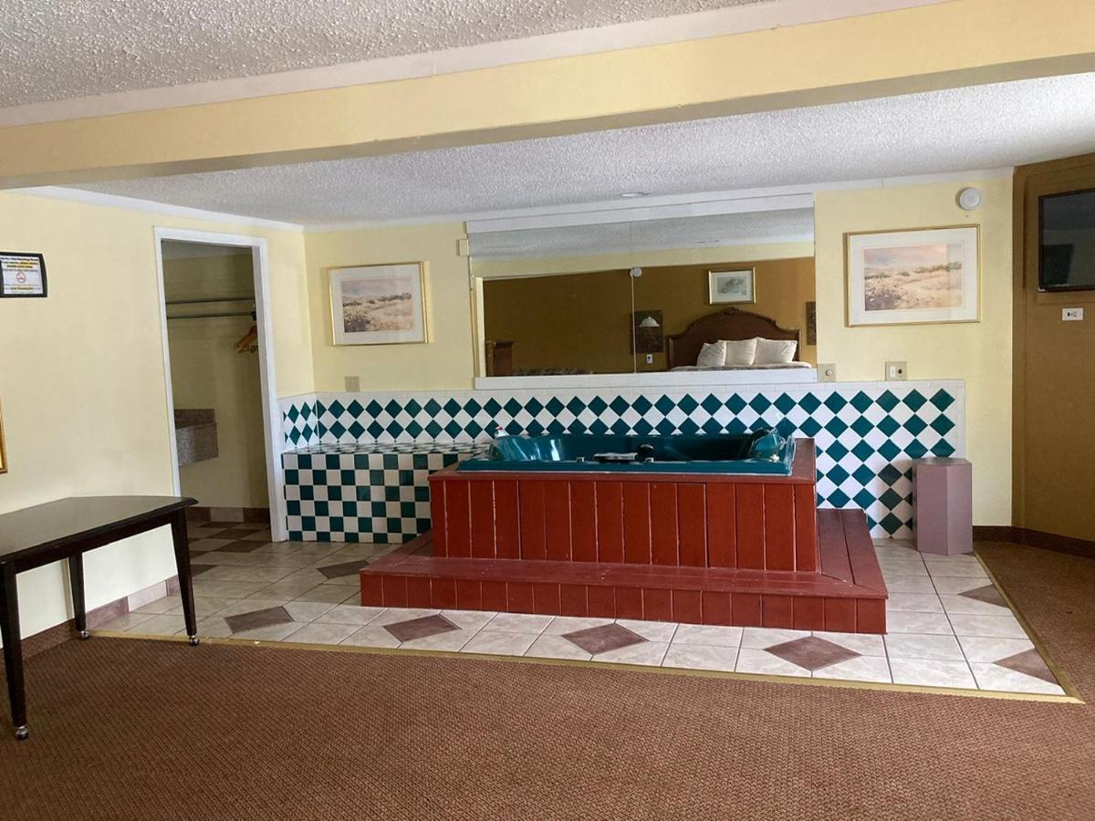 Rodeway Inn & Suites Саґіно Екстер'єр фото