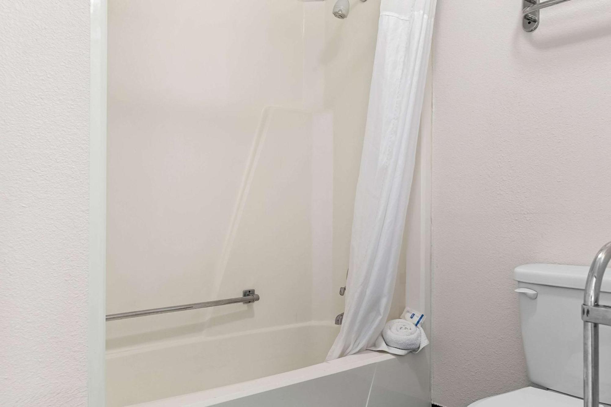 Rodeway Inn & Suites Саґіно Екстер'єр фото