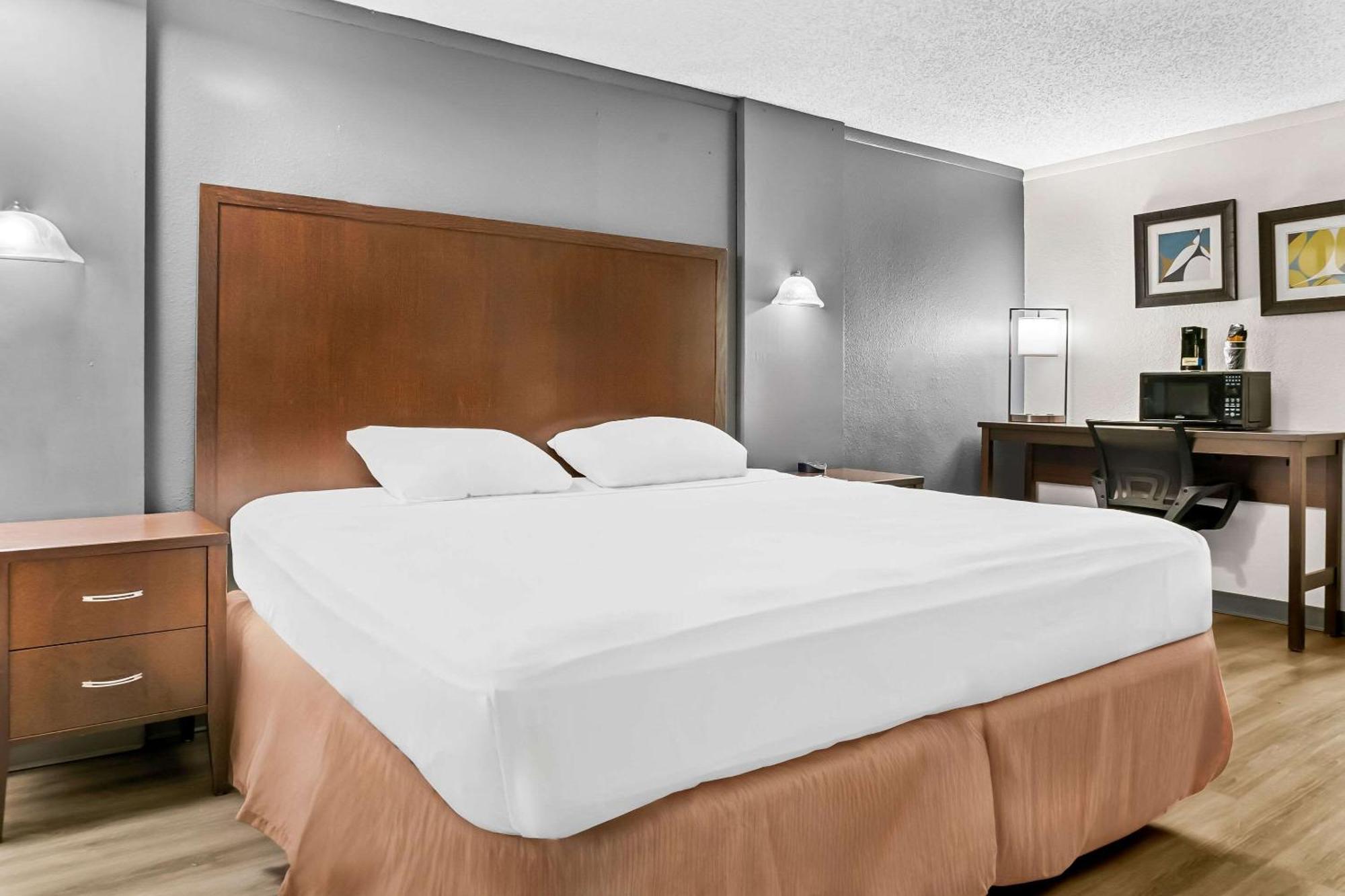 Rodeway Inn & Suites Саґіно Екстер'єр фото