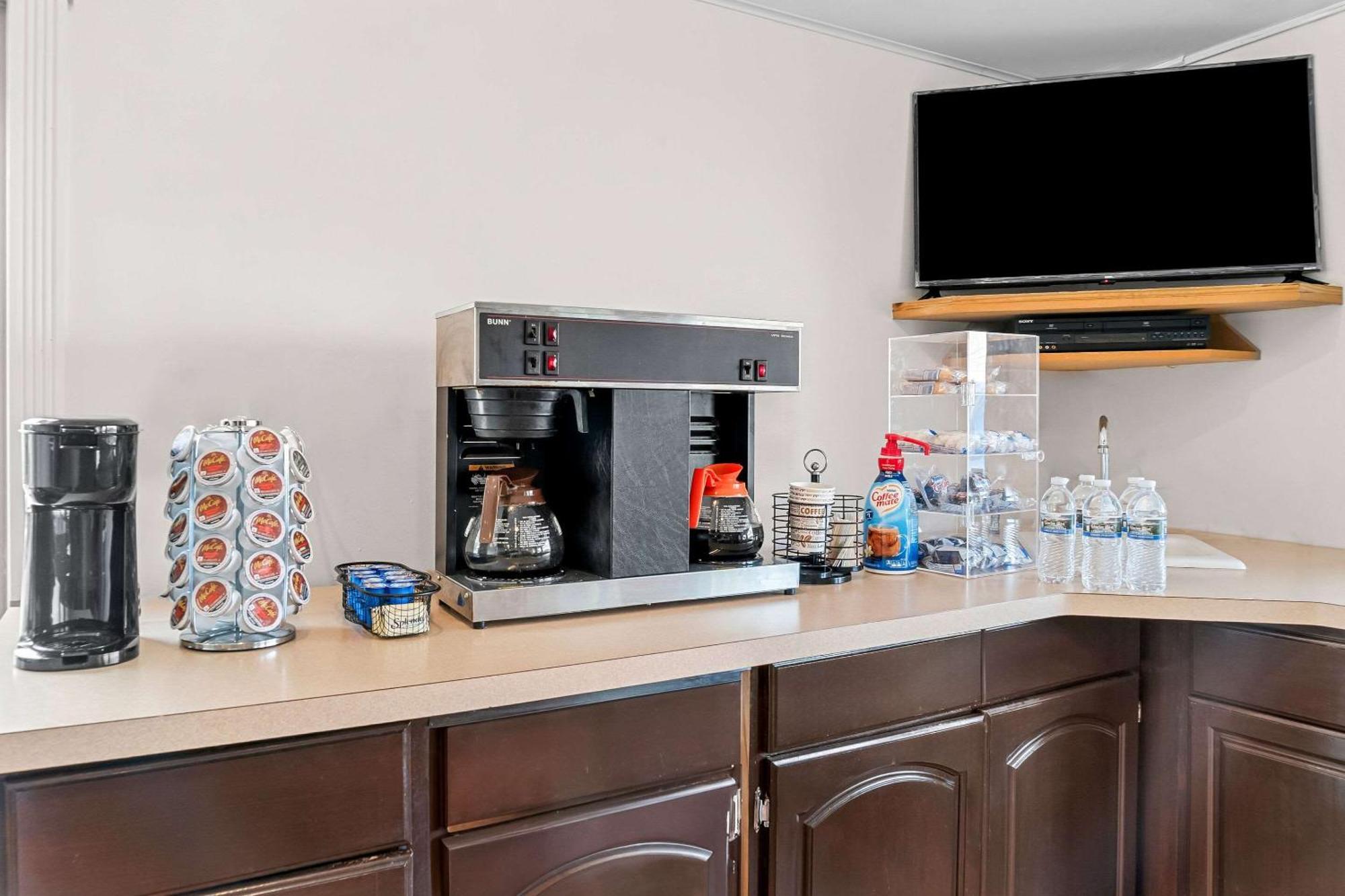 Rodeway Inn & Suites Саґіно Екстер'єр фото