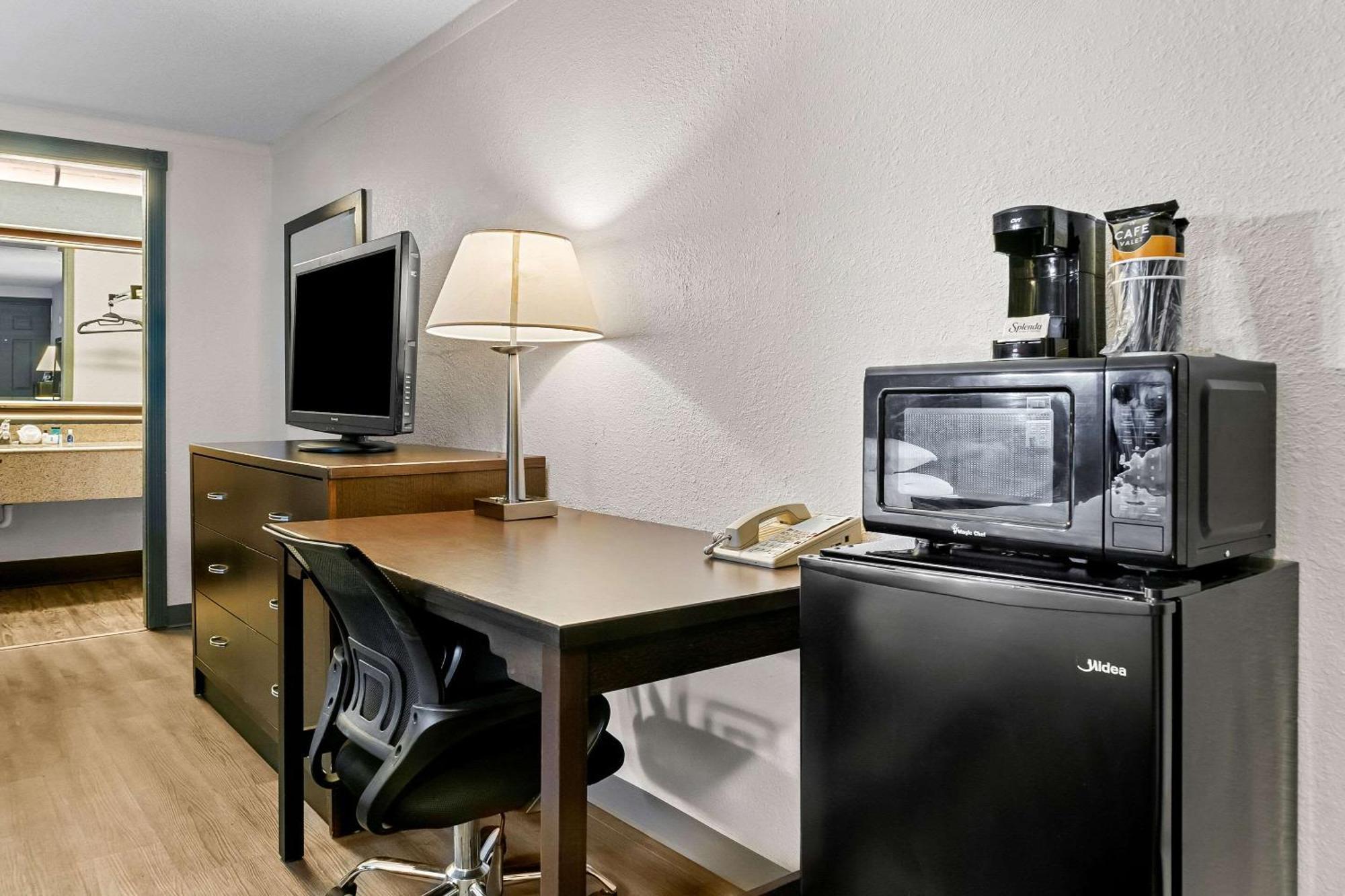 Rodeway Inn & Suites Саґіно Екстер'єр фото